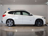 【BMWの伝統-3】BMWのお車は、“駆け抜ける歓び”を体現しております。走行の安定性とコーナリングの良さを追求し、思い通りにハンドルの操作可能です。