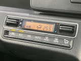 【オートエアコン】一度お好みの温度に設定すれば、車内の温度を検知し風量や温度を自動で調整。暑い…寒い…と何度もスイッチ操作をする必要はありません。快適な車内空間には必須の機能ですね♪