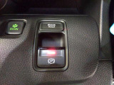 電子制御パーキングブレーキは信号待ちでも便利。いつもより運転がラクになるはずです。