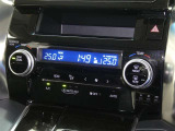 【オートエアコン】車内温度を感知して自動で温度調整をしてくれるのでいつでも快適な車内空間を創り上げます!どの席に座っても快適なドライブが楽しめます♪
