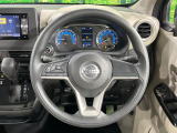インテリアに合わせたデザインのステアリングは、運転される方のことも考え、運転しやすい形状、大きさです。是非一度、実際に触ってお確かめください。