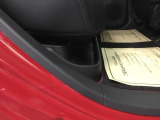 リアシートアンダートレー。濡れた傘や置靴などをすっきりとしまえる大型のトレー。取り外して、手軽にお手入れもできます。
