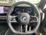 BMWエンブレムが際立つマルチファンクション・スポーツ・レザー・ステアリングホイール。触り心地が滑らかで運転も楽々♪