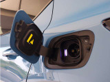 急速充電器は、商業施設など外出先の公共の充電ステーションでご利用いただけます。CHAdeMOに対応し、短時間で急速充電!150kWの急速充電器を使用した場合、充電率10%から80%まで、約32分で充電できます。