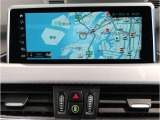 【iDrive】純正HDDナビ“iDrive”を装備しています。こちらの機能で、オーディオの設定や本体説明書、車両状態チェックなどを行えます。また、ナビのアップデートも承りますので、担当スタッフへお申し付け下さい。
