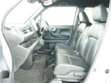 運転席と助手席は足元が繋がっているので自由に行き来しやすいので駐車場が狭いときでも助手席側からスムーズに乗り降りできて便利!