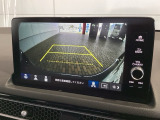 リバースギアに入れるだけで後方の表示へ切り替わります。夜間や雨の日の駐車も楽になりますよ。