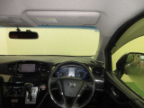 ドライバー目線で、使いやすく安全操作性と良好な視界を実現した運転席です。