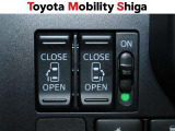 運転席からワンタッチで両側パワースライドの開閉ができて便利です。