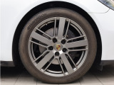 20インチ PanameraStyleホイール(サテンプラチナ塗装)、カラークレストホイールキャップ