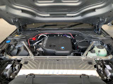 直列4気筒DOHCディーゼル。出力145kW〔190ps〕/4,000rpm(カタログ値)、トルク400Nm〔40.8kgm〕/1,500-2,750rpm(カタログ値)♪