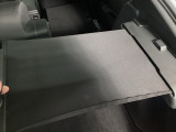 荷室のプライバシーを守るカーゴエリアカバー付き。左右どちらからでも引き出し、巻取りが可能です。荷室を広く使いたいときも取り外しは不要です。