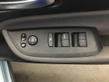 電動格納式リモコンドアミラーと、パワーウィンドウマスタースイッチ等は運転席ドアにあります。