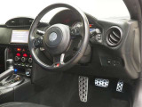 運転席の様子です。見通しの良いすっきりとした内装で運転しやすい空間となっております!