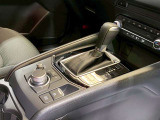 【オートブレーキホールド】停車中にブレーキペダルから足を放しても、ブレーキを自動的に制御して、車両の停車状態を保持する機能です。信号待ちなどの停車時に運転者の負担を軽減します。