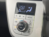 【オートエアコン】一度お好みの温度に設定すれば、車内の温度を検知し風量や温度を自動で調整。暑い…寒い…と何度もスイッチ操作をする必要はありません。快適な車内空間には必須の機能ですね♪