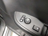 ワンタッチでドアミラーの格納が可能です!狭い車庫や立体駐車場などにオススメ!パワーウィンドも装着です