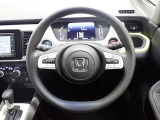 ハンドル左側にはオーディオ操作が出来るオーディオリモートコントロールスイッチ、右側にはHonda SENSINGとオートクルーズコントロールのスイッチを装備!