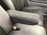 【アームレスト】運転時の疲労軽減にもなるアームレストがついています!