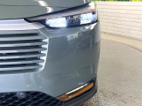 【LEDヘッドライト】悪天候や夜間走行時も良好な視界を確保し安心して運転できる高輝度LEDヘッドライトを装備!点灯速度が早く、消費電力も抑えられています。