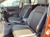 長時間の運転でも疲れにくくそして安定感あるフォルムを採用したコンフォートシート。高さやステアリング位置は運転姿勢に合わせて細かく調整でき、的確なドライビングポジションが得られます。