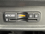 【ETC】有料道路を利用する際に料金所で停止することなく通過できる、ETC車載器(ノンストップ自動料金収受システム機器)が装備されています。セットアップを行うことで利用可能になります。