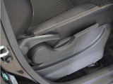 【ハイトアジャスター】レバーの上下操作だけで、座面を運転しやすい高さへ簡単に調節できます。