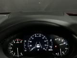【アクティブ・ドライビング・ディスプレイ】フロントガラスにルートや車速などの情報を表示し、ドライバーの視線移動と、焦点調整の 時間をさらに短縮する事で、わき見のリスクを低減し ます。