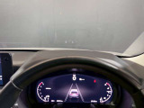 【アクティブ・ドライビング・ディスプレイ】フロントガラスにルートや車速などの情報を表示し、ドライバーの視線移動と、焦点調整の 時間をさらに短縮する事で、わき見のリスクを低減し ます。