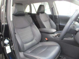 運転席側からの前席ビューです。内装色はブラック系ですので汚れも目立ちにくいです♪