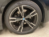 【BMWアロイホイル】軽量かつ強度に拘ったアロイホイル。走行性能ポテンシャルを引き出す設計。車の足元を引き締めてくれる大きなポイントはアロイホイルです。