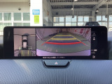 車両の前後左右に備えた計4つのカメラを活用し、車両を上方から俯瞰したようなトップビューを表示。さらに、リア・クロス・トラフィック・アラートやパーキングセンサーで、対象車両や物を検知して知らせます。
