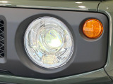 【LEDヘッドライト】悪天候や夜間走行時も良好な視界を確保し安心して運転できる高輝度LEDヘッドライトを装備!点灯速度が早く、消費電力も抑えられています。