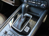 【オートブレーキホールド】停車中にブレーキペダルから足を放しても、ブレーキを自動的に制御して、車両の停車状態を保持する機能です。信号待ちなどの停車時に運転者の負担を軽減します。