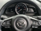 【マツダ・レーダー・クルーズ・コントロール (MRCC)】運転者がアクセルやブレーキを踏まなくても設定した速度での定速走行や先行車との車間距離を一定に保つ追従走行により、運転者の負担を軽減するシステムです。