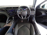 革巻きステアリングで快適な操作性の運転席です。