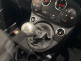 手にフィットするMTのシフトノブが運転の楽しさを引き立てます。