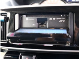 『1台』のお車に対して、3名体制で日々議論を重ね仕入れを行っております。