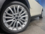 ●純正17インチアルミホイール:輸入車ならではの卓越した走りを支えるホイールと足回りです!日本車の走りに慣れている方にもぜひ体感して頂きたいほど、高いレベルでまとまっています!