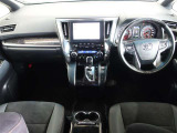 操作性とデザイン性を重視した運転席廻りと各種スイッチやメーター類です!