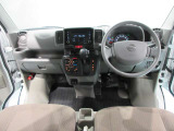 使いやすく安全な操作性と良好な視界を実現した運転席