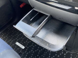 インストセンターロアBOX・グローブBOX・カップホルダー付きインストセンタースライドトレイ等、車内に持ち込んだ小物やドリンクが片付く収納も充実です。
