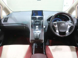 使いやすく運転しやすいレイアウトの運転席回り。