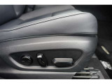 運転席にはパワーシートが付いております。パワーシートは指先1つで操作出来るためチカラの弱い女性の方でもシートに座ったまま操作出来ます♪