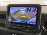 リバースギアに入れるだけで後方の表示へ切り替わります。夜間や雨の日の駐車も楽になりますよ。