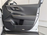 運転席ドア内張はご覧の通り。ドアポケットの収納もバッチリです