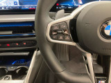 【ハンドル】ドライバーとBMW車の一体感がダイレクトに伝わるステアリングホイール。形状・太さへの拘りに加えて、操作性を高める為にスイッチ類も配置。クイックかつ安定のドライビングを体感下さい!