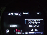 こちらのお車には先進安全装備が多数搭載されています。衝突被害を回避あるいは軽減するためのブレーキや、車線逸脱を防止する警報装置など、詳しくはスタッフまでお尋ねください。