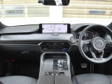 運転に集中できるよう、人間中心に考えられた設計です。視認性の高いメーターと操作しやすいレイアウトで、ストレスなくドライブを楽しめます。直感的に扱えるのが良い点です。