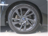 純正のアルミホイール装着車です。タイヤサイズは225/45R18です。